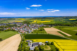 Luftaufnahme von Raps- und Maisfeldern bei Usingen und Schwalbach, Hessen, Deutschland - AMF07057