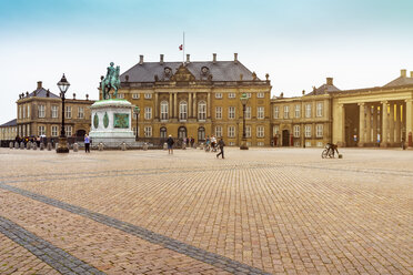 Amalienborg mit dem Reiterstandbild, Kopenhagen, Dänemark - TAMF01520