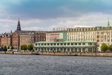 Havnegade mit Havnepromenade und dem Restaurant Standard von der Brücke Inderhavnbroen aus gesehen, Kopenhagen, Dänemark - TAMF01527
