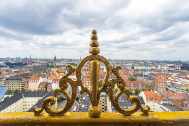 Goldenes Ornament des Turms der Erlöserkirche mit Blick auf das Stadtzentrum, Kopenhagen, Dänemark - TAMF01531