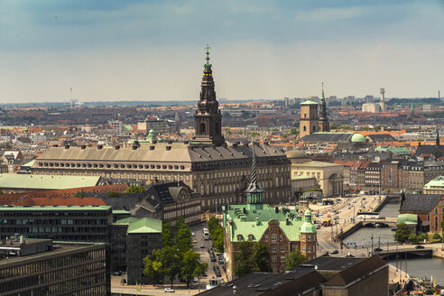 Schloss Christiansborg von der Kirche Unseres Erlösers aus gesehen, Kopenhagen, Dänemark - TAMF01542