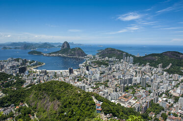 Blick von der Christ-Erlöser-Statue über Rio de Janeiro mit dem Zuckerhut, Brasilien - RUNF02375