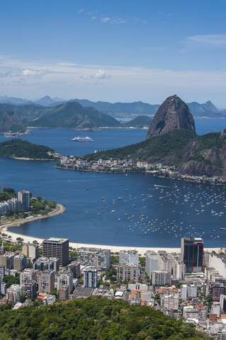 Blick von der Christ-Erlöser-Statue über Rio de Janeiro mit dem Zuckerhut, Brasilien, lizenzfreies Stockfoto