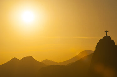 View from the Sugarloaf Mountain to Christ the Redeemer statue in backlight, Rio de Janeiro, Brazil - RUNF02385