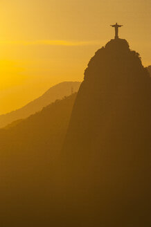 Blick vom Zuckerhut auf die Christus-Erlöser-Statue im Gegenlicht, Rio de Janeiro, Brasilien - RUNF02386