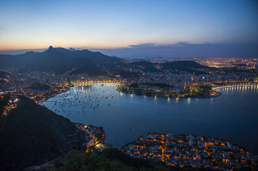 Blick vom Zuckerhut bei Sonnenuntergang, Rio de Janeiro, Brasilien - RUNF02391