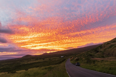 Piilani Highway bei Sonnenuntergang, Maui, Hawaii, USA - FOF10815