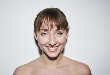 Porträt einer lächelnden jungen Frau mit blauen Augen - PNEF01556