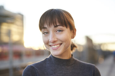 Porträt einer lächelnden jungen Frau im Freien - PNEF01568