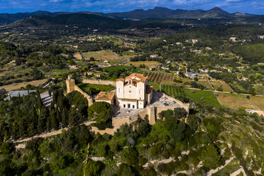 Luftaufnahme der Wallfahrtskirche Santuari de Sant Salvador, Arta, Mallorca, Spanien - AMF07067