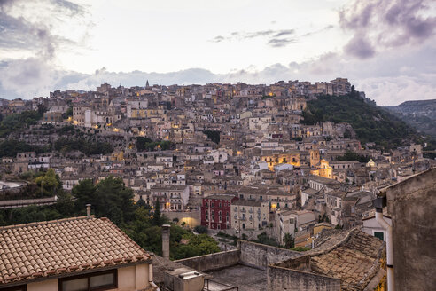 Blick von Ragusa Ibla auf Ragusa Superiore in der Dämmerung, Ragusa, Sizilien, Italien - MAMF00724