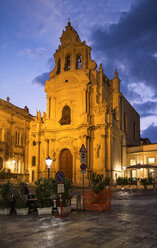 Kirche San Giuseppe in der Abenddämmerung, Ragusa, Sizilien, Italien - MAMF00726