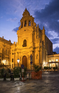 Kirche San Giuseppe in der Abenddämmerung, Ragusa, Sizilien, Italien - MAMF00726