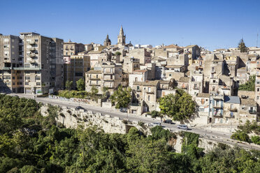 Blick auf Ragusa Superiore mit der Kathedrale, Ragusa, Sizilien, Italien - MAMF00728