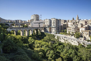 Brücke Ponte dei Cappuccini, Blick auf Ragusa Superiore, Ragusa, Sizilien, Italien - MAMF00729