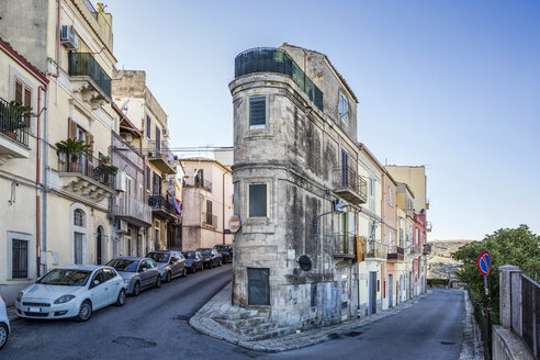 Schmales Haus in einer Kurve, Ragusa, Sizilien, Italien - MAMF00742
