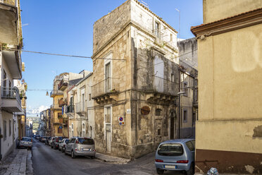 Schmale Straße und Häuser, Ragusa, Sizilien, Italien - MAMF00744