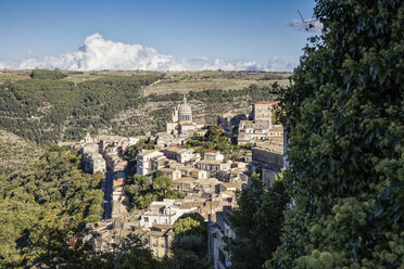 Blick von Ragusa Superiore auf Ragusa Ibla mit Duomo di San Giorgio, Ragusa, Sizilien, Italien - MAMF00745