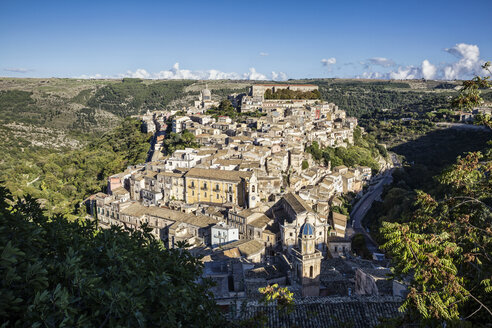 Blick von Ragusa Superiore auf Ragusa Ibla mit Duomo di San Giorgio, Ragusa, Sizilien, Italien - MAMF00746