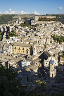 Blick von Ragusa Superiore nach Ragusa Ibla, Ragusa, Sizilien, Italien - MAMF00747
