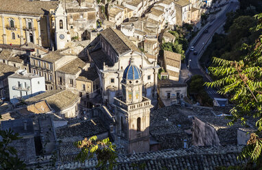 Blick von Ragusa Superiore auf Ragusa Ibla mit der Kirche Santa Maria dell'Itria, Ragusa, Sizilien, Italien - MAMF00748