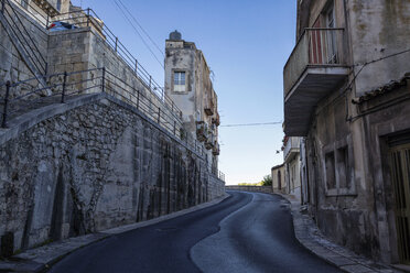 Enges Haus an einer Straße, Ragusa, Sizilien, Italien - MAMF00750