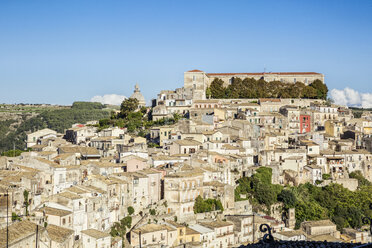 Blick von Ragusa Superiore auf Ragusa Ibla mit Duomo di San Giorgio, Ragusa, Sizilien, Italien - MAMF00751