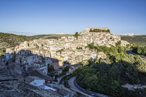 Blick von Ragusa Superiore auf Ragusa Ibla mit Duomo di San Giorgio, Ragusa, Sizilien, Italien, lizenzfreies Stockfoto