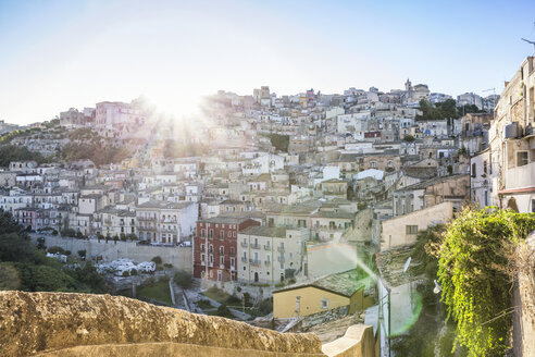 Blick von Ragusa Ibla auf Ragusa Superiore im Gegenlicht, Ragusa, Sizilien, Italien - MAMF00755