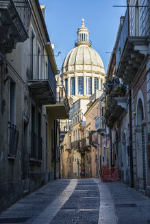 Blick aus einer Altstadtgasse auf den Duomo di San Giorgio, Ragusa Ibla, Ragusa, Sizilien, Italien - MAMF00756