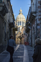 Blick aus einer Altstadtgasse auf den Duomo di San Giorgio, Ragusa Ibla, Ragusa, Sizilien, Italien - MAMF00757