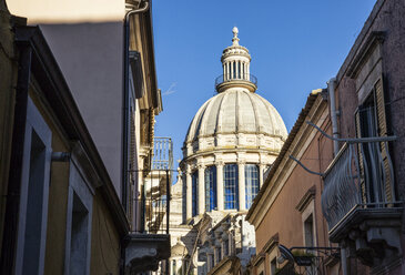 View from the old town to Duomo di San Giorgio, Ragusa Ibla, Ragusa, Sicily, Italy - MAMF00758