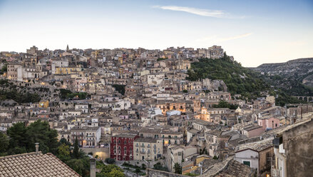 Blick von Ragusa Ibla auf Ragusa Superiore in der Abenddämmerung, Ragusa, Sizilien, Italien - MAMF00762