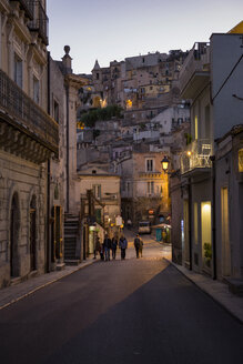 Blick aus einer Gasse in Ragusa Ibla auf Ragusa Superiore in der Abenddämmerung, Ragusa, Sizilien, Italien - MAMF00764