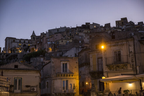 Blick von Ragusa Ibla auf Ragusa Superiore in der Abenddämmerung, Ragusa, Sizilien, Italien - MAMF00765