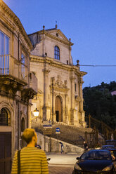 Chiesa delle Santissime Anime del Purgatorio bei Nacht, Ragusa, Sizilien, Italien - MAMF00766