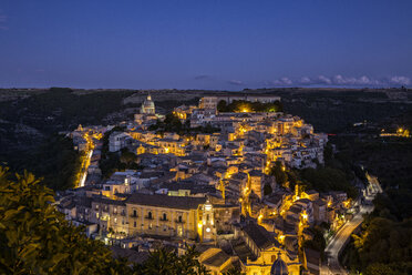 Blick von Ragusa Superiore auf Ragusa Ibla mit Duomo di San Giorgio bei Nacht, Ragusa, Sizilien, Italien - MAMF00767