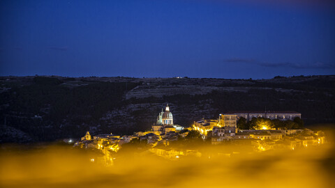 Blick von Ragusa Superiore auf Ragusa Ibla mit Duomo di San Giorgio bei Nacht, Ragusa, Sizilien, Italien, lizenzfreies Stockfoto