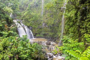 Blick auf die oberen Waikani-Fälle, Hana Highway, Maui, Hawaii, USA - FOF10829