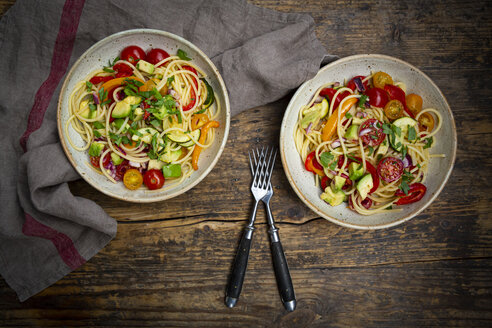 Spaghetti mit gegrilltem Gemüse, Paprika, Zucchini, Avocado, Tomate, Koriander - LVF08064