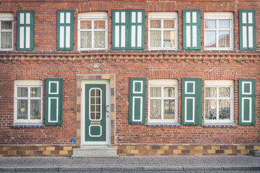 Fassade eines restaurierten Hauses, Wittenberge, Brandenburg, Deutschland - KEBF01224