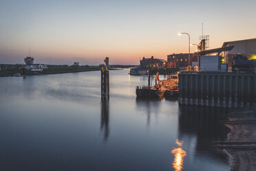 Hafen in der Abenddämmerung, Wittenberge, Brandenburg, Deutschland - KEBF01229