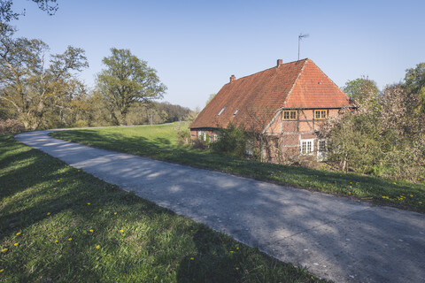 Bauernhaus bei Damnatz, Niedersachsen, Deutschland, lizenzfreies Stockfoto