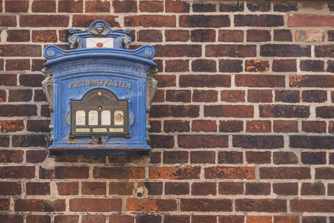Historischer Briefkasten an Backsteinmauer, Lauenburg, Schleswig-Holstein, Deutschland, lizenzfreies Stockfoto