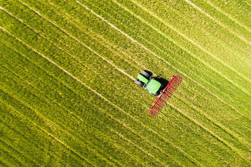 Luftaufnahme eines Traktors auf einem Feld, Bodenlockerung, Hochtaunuskreis, Hessen, Deutschland - AMF07071