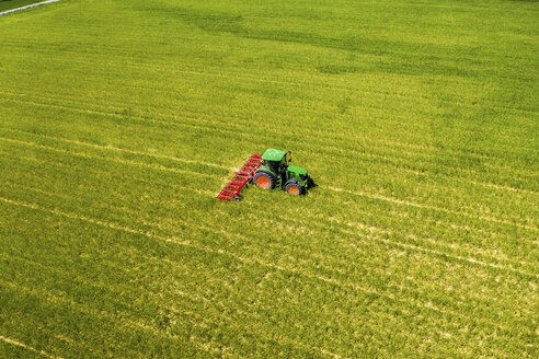 Luftaufnahme eines Traktors auf einem Feld, Bodenlockerung, Hochtaunuskreis, Hessen, Deutschland - AMF07073