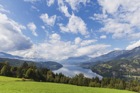 Blick auf Millstatt und Seeboden, Millstätter See, Kärnten, Österreich, lizenzfreies Stockfoto