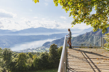 Frau steht auf einem Aussichtspunkt über dem Millstätter See, Kärnten, Österreich - GWF06077