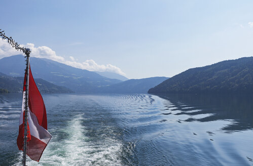 Österreichische Flagge auf einem Boot, Millstätter See, Kärnten, Österreich - GWF06082