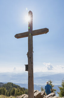 Wanderer rastet am Gipfelkreuz, Lammersdorfer Berg, Nockberge, Kärnten, Österreich - GWF06084